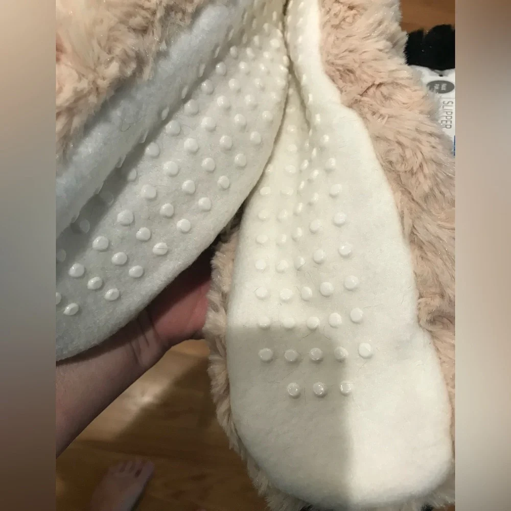 New 2 Pairs CAPELLI Faux Fur Pull-on Slipper Socks with Grippers size M/L NWT